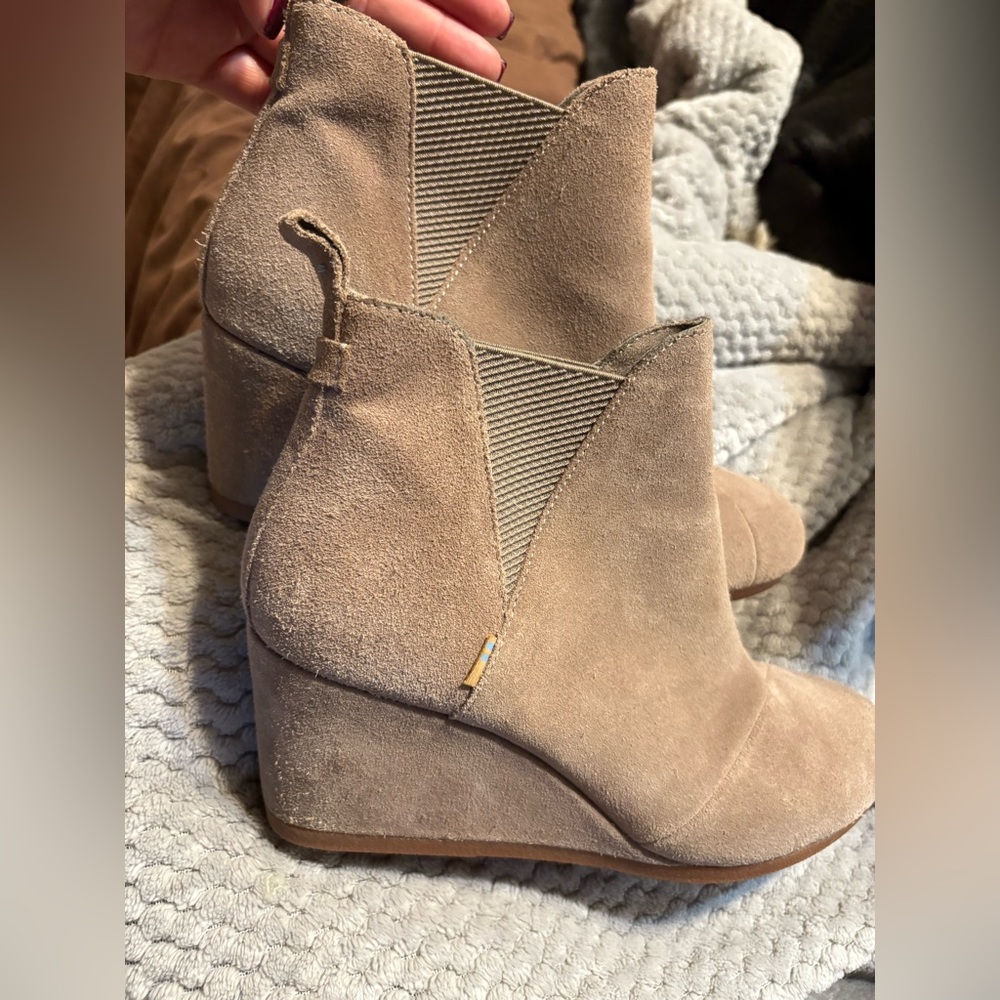 WOMENS 8.5 TOMS WEDGES